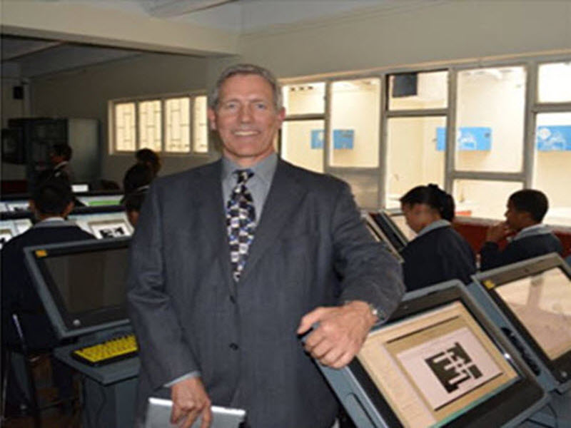 Peter Warringer in Soacha Computer Classroom